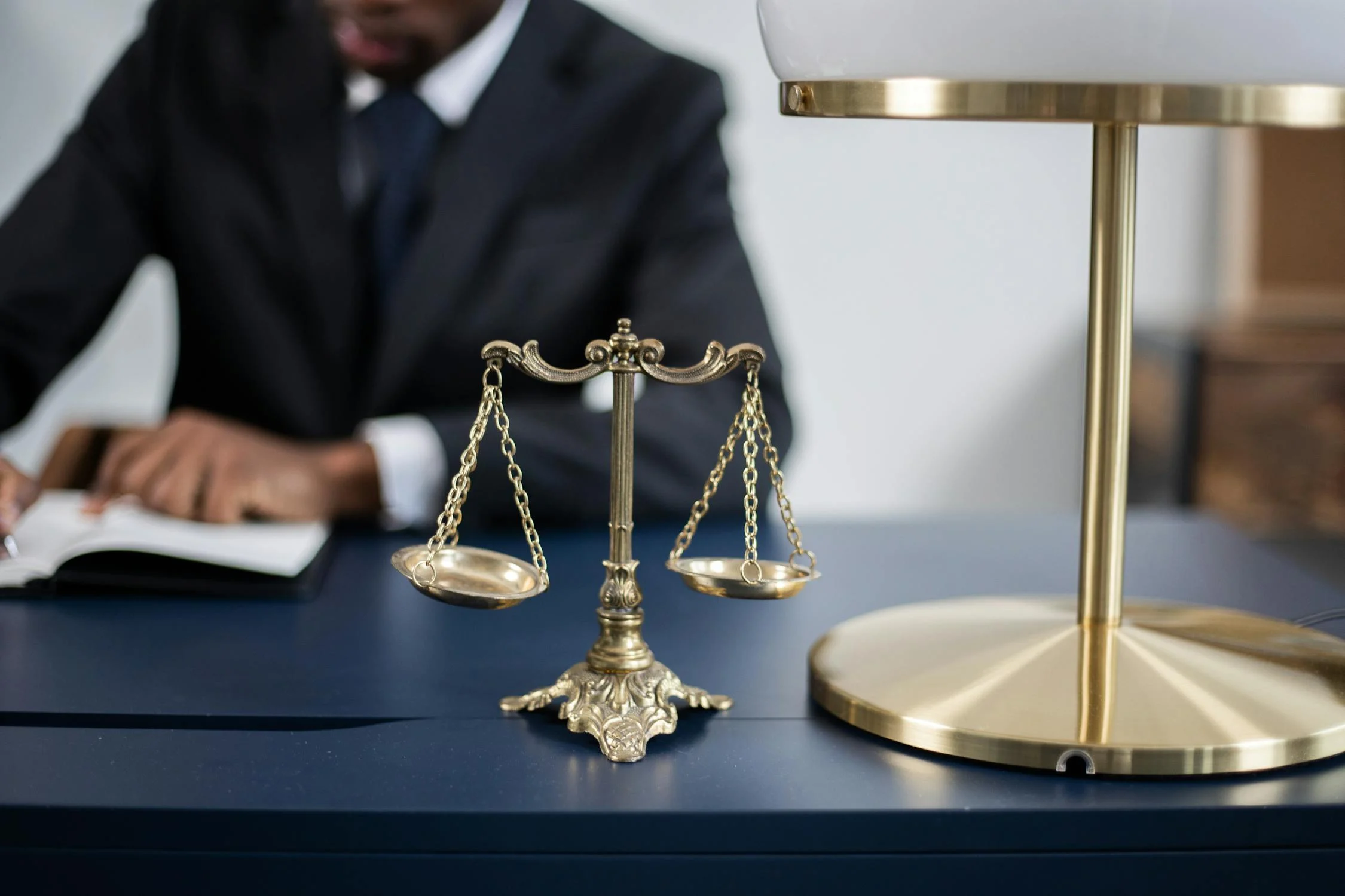 Arbitrage ou tribunal ? Quelle voie choisir en cas de litige avec un broker.